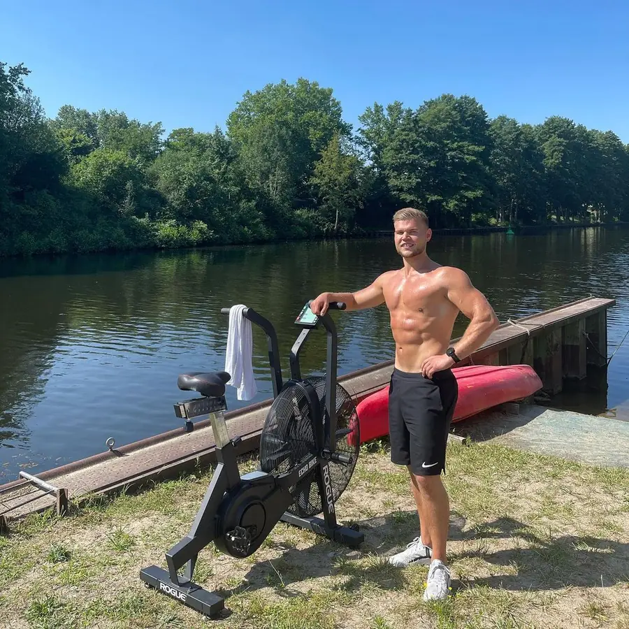 Max draußen am Wasser nach dem Training