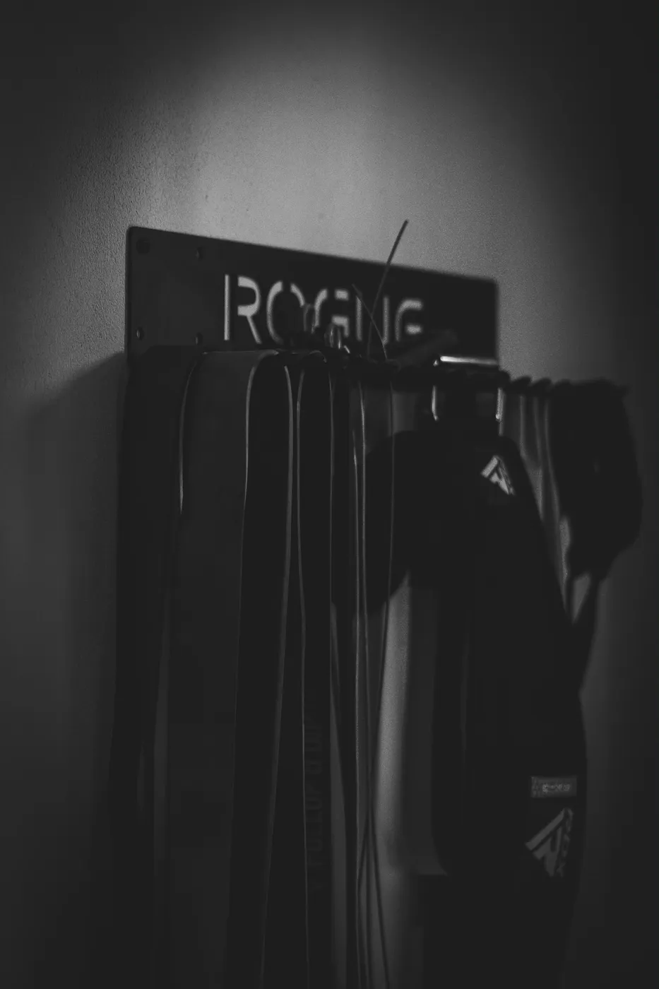 Widerstandsbänder am Rack im Studio, Schwarz-Weiß-Detail