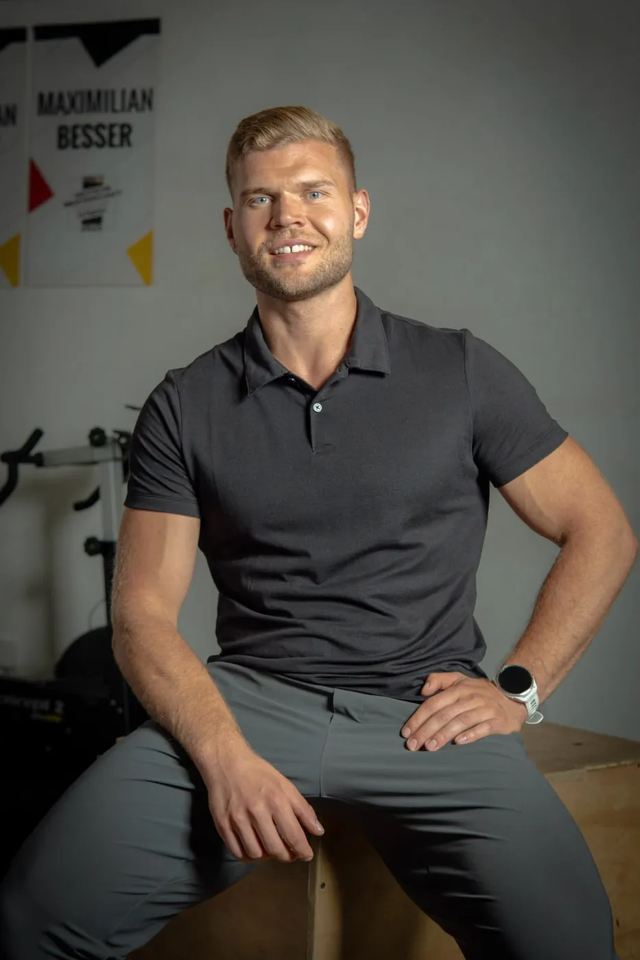 Portrait von Max Besser vor dunklem Hintergrund im Studio