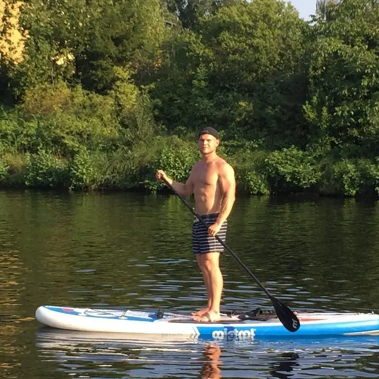 Max beim Stand-Up-Paddling in Berlin
